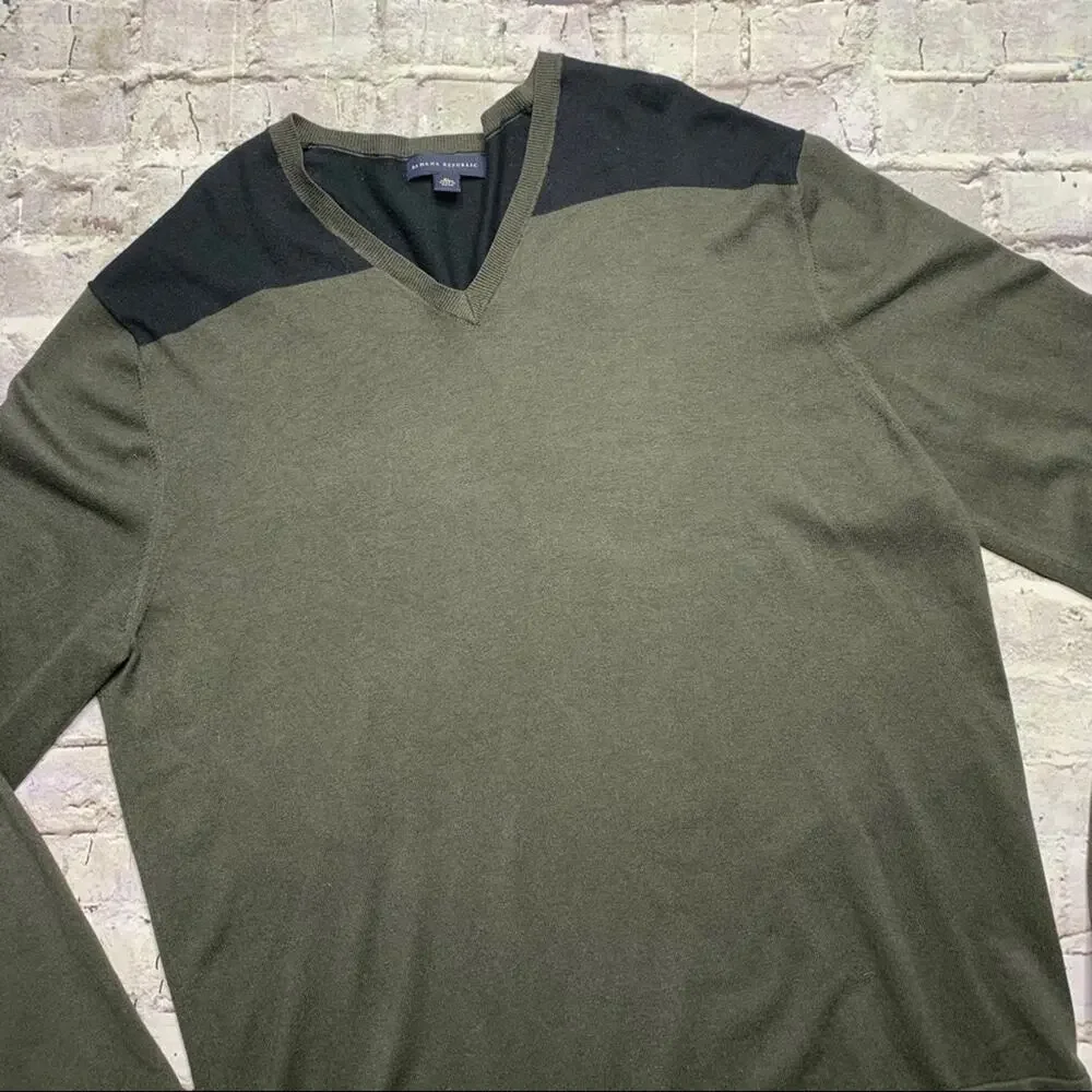 Banana Republic V-neck Sweater in Black/Olive